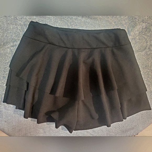 Black Skort (Skirt with shorts) - Picture 2 of 7
